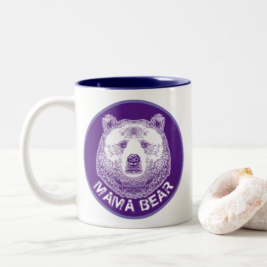 Mama-Bär, Handgezeichnete Illustration Zweifarbige Tasse (Mit Donut)