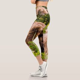 Mama Bären pflegen ihre zwei Jungen, Lake Clark Na Capri Leggings