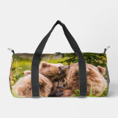 Mama Bären pflegen ihre zwei Jungen, Lake Clark Na Duffle Bag (Vorderseite)