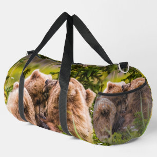 Mama Bären pflegen ihre zwei Jungen, Lake Clark Na Duffle Bag