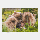 Mama Bären pflegen ihre zwei Jungen, Lake Clark Na Geschirrtuch (Horizontal)