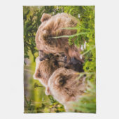 Mama Bären pflegen ihre zwei Jungen, Lake Clark Na Geschirrtuch (Vertikal)