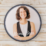 Mama Bear Gerahmt Modernes einfaches Foto Button<br><div class="desc">Dieses einfache und klassische Design besteht aus Serifentypografie und fügen ein individuelles Foto. "Mama Bear" geschrieben in Skript mit einem Hintergrund des Fotos Ihrer Mutter,  Mutter,  Mutter,  Mutter etc.</div>