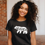 Mama Bear T-Shirt<br><div class="desc">Maßgeschneiderte bedruckte Bekleidung mit modischer Mama Bear Grafik. Besuchen Sie unser Geschäft für das passende Baby Bären Design. Klicken Sie auf Anpassen,  um das Design mit Ihrem eigenen Text und Bildern zu personalisieren. Wählen Sie aus einer Vielzahl von Shirt-Stilen und -Farben.</div>
