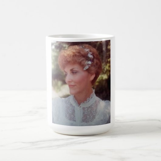 Mama bei ihrer Hochzeit im Alter von 51 Jahren Kaffeetasse (Mittel)