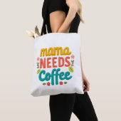 Mama braucht Kaffeetext-Illustration Tasche (Von Nahem)