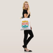 Mama braucht Kaffeetext-Illustration Tasche (Am Model)