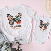 Mama Butterfly mit Jahr Osten. Matching Women's T-Shirt
