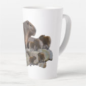 Mama Capybara mit Babys, Latte Tasse (Rechte Ecke)