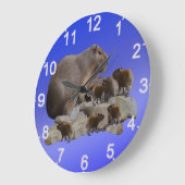 Mama Capybara mit Babys, Wall-Uhr Große Wanduhr (Winkel)