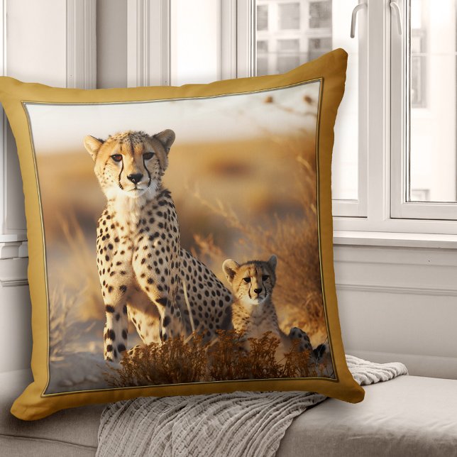 Mama Cheetah mit Baby Big Cat Kissen (Pillow featuring a cheetah mom with her cub.)
