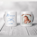 Mama | Coquette Blue Bow und Baby's Foto Kaffeetasse<br><div class="desc">Diese stylische,  skurrile Tasse sagt "Mama" in hübsch blauer Farbe mit einem passenden Bogen und einem Platz für das Geburtsdatum ihres Babys. Fügen Sie ihrem Kind das Foto für eine coquette Tasse hinzu,  die der perfekte trendige Sake ist,  den jede Mutter eines kleinen Jungen schätzen wird.</div>