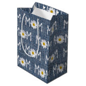 Mama Daisy auf blauem Denim Mittlere Geschenktüte (Rückseite Schrägansicht)