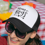 Mama der Jungen Truckerkappe<br><div class="desc">Bist du Mutter einer Jungenbrühe? Feiern Sie mit diesem niedlichen LKW-Hut, der das Sprichwort "Mama of boys" in schwarzer Hand zeigt, die Typografie mit Herz und Pfeil illustriert. Mit diesem niedlichen Hut mit trendiger Typografie und einer süßen Botschaft ein geliebtes Mami-Lächeln.</div>