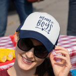 Mama der Jungen Truckerkappe<br><div class="desc">Bist du Mutter einer Jungenbrühe? Feiern Sie mit diesem niedlichen LKW-Hut, der das Sprichwort "Mama of boys" in marineblauer Blüte zeigt, Typografie mit Herz und Pfeil-Abbildung. Mit diesem niedlichen Hut mit trendiger Typografie und einer süßen Botschaft ein geliebtes Mami-Lächeln.</div>