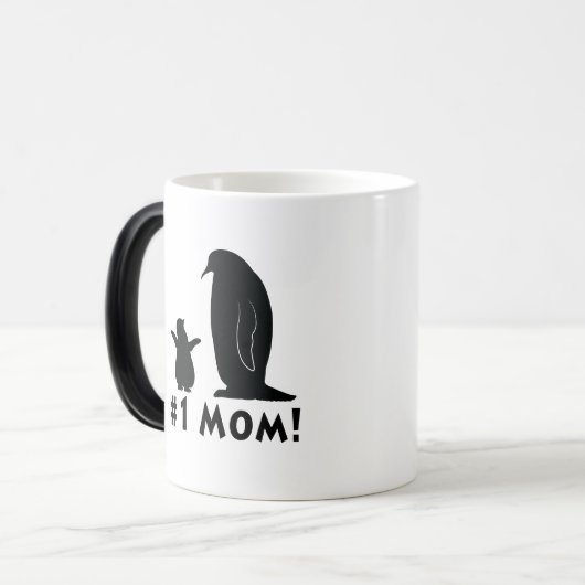 Mama der Nr.-eine: Pinguin und Küken Verwandlungstasse (Vorderseite Links)