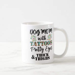 Mama des Hundes mit Hübschen Augen, Tätowierung un Kaffeetasse