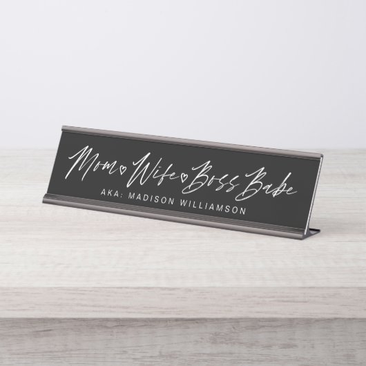 Mama, Ehefrau, Boss Babe Trendy Brush Script Black Schreibtischnamensplakette (Vorderseite )