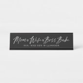 Mama, Ehefrau, Boss Babe Trendy Brush Script Black Schreibtischnamensplakette (Vorderseite )