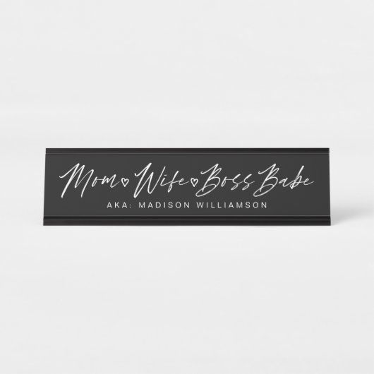 Mama, Ehefrau, Boss Babe Trendy Brush Script Black Schreibtischnamensplakette (Vorderseite )