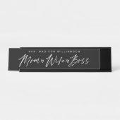 Mama, Ehefrau, Boss Trendy Brush Script Black Desk Schreibtischnamensplakette (Vorderseite )