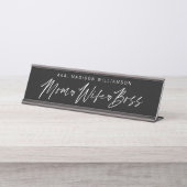 Mama, Ehefrau, Boss Trendy Brush Script Black Desk Schreibtischnamensplakette (Vorderseite )