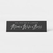 Mama, Ehefrau, Boss Trendy Brush Script Black Desk Schreibtischnamensplakette (Vorderseite )