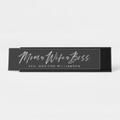 Mama, Ehefrau, Boss Trendy Brush Script Black Schreibtischnamensplakette (Vorderseite )