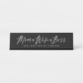 Mama, Ehefrau, Boss Trendy Brush Script Black Schreibtischnamensplakette (Vorderseite )