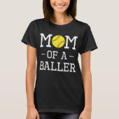 Mama eines Baller Softball trägt T - Shirt zur (Vorderseite)