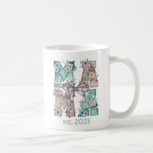 Mama Est. 2025 Floral Boho Typografie Art Kaffeetasse