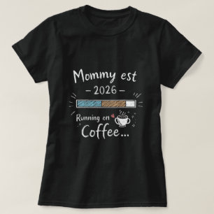 Mama Est 2026 Herz läuft auf Kaffee Neue Mama T-Sh T-Shirt