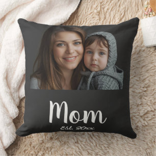 Mama Est mit dem Jahr Schwarz Moderne Schrift und Kissen