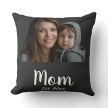 Mama Est mit dem Jahr Schwarz Moderne Schrift und