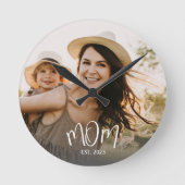 Mama etablierte moderne White Script Foto Round Cl Runde Wanduhr (Vorderseite)