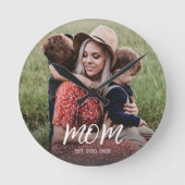 Mama etablierte modernes White Script Foto Runde Wanduhr (Vorderseite)