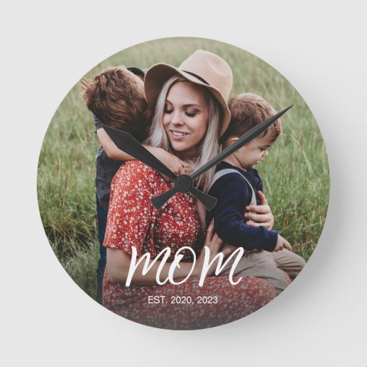 Mama etablierte modernes White Script Foto Runde Wanduhr (Vorderseite)