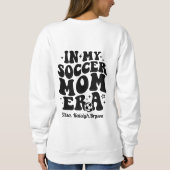 Mama Fußball Zeitalter Personalisierter Kindesname Sweatshirt (Rückseite)