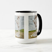 Mama Giraffe Kissing Calf Originale Kunst Tasse (VorderseiteRechts)