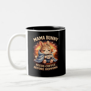 Mama Hase braucht Kaffee bevor sie losspringt Zweifarbige Tasse