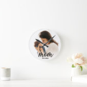 Mama hat modernes schwarzes Skript-Foto eingericht Runde Wanduhr (Zuhause)