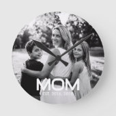 Mama hat modernes weißes fettgedrucktes Foto einge Runde Wanduhr (Vorderseite)