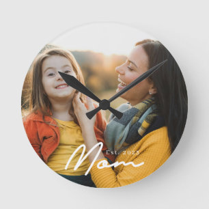 Mama hat modernes weißes Skript-Foto eingerichtet Runde Wanduhr