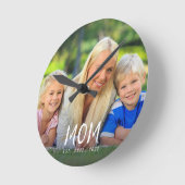 Mama hat modernes weißes Skript-Fotodesign eingeri Runde Wanduhr (Winkel)