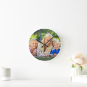Mama hat modernes weißes Skript-Fotodesign eingeri Runde Wanduhr (Zuhause)