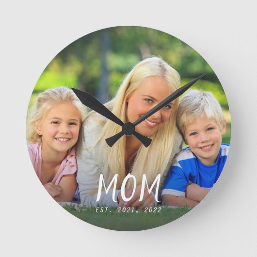 Mama hat modernes weißes Skript-Fotodesign eingeri Runde Wanduhr (Vorderseite)