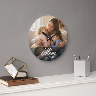 Mama hat modernes weißes Skriptfoto eingerichtet Große Wanduhr