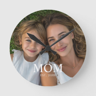Mama hat modernes weißes Skriptfoto eingerichtet Runde Wanduhr