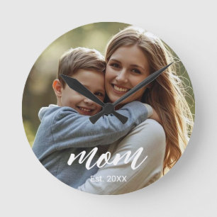Mama hat modernes weißes Skriptfoto eingerichtet Runde Wanduhr