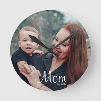 Mama hat modernes weißes Skriptfoto eingerichtet Runde Wanduhr